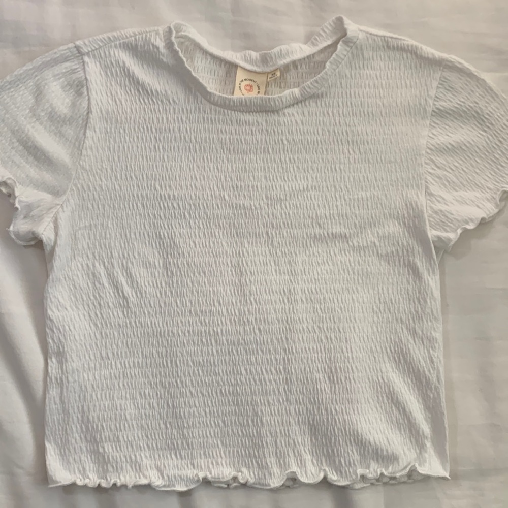 Scrunch material white slightly cropped top in the size xs
